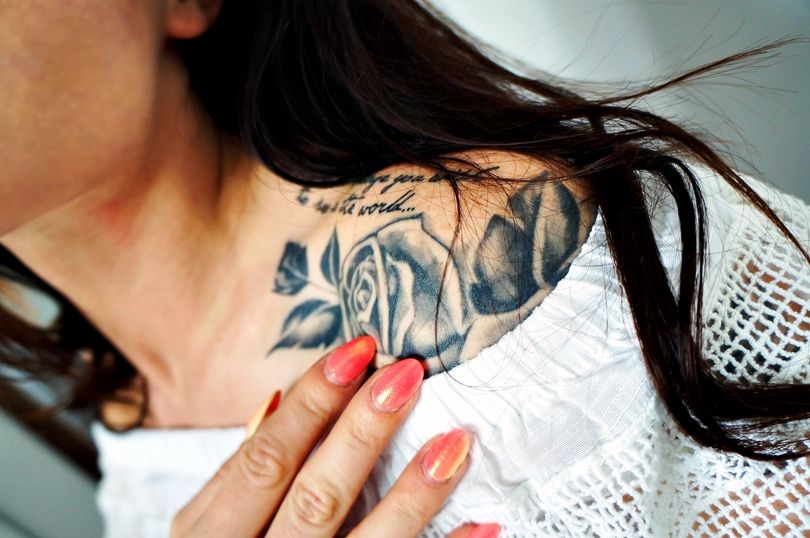 tatuaż, dziara, tattoo, shoulder, shoulder tattoo, napis, mahatma, zmiany, tatuaż dziewczyna, róża, tatuaż róża, urodziny, lifestyle, poznan tattoo, 