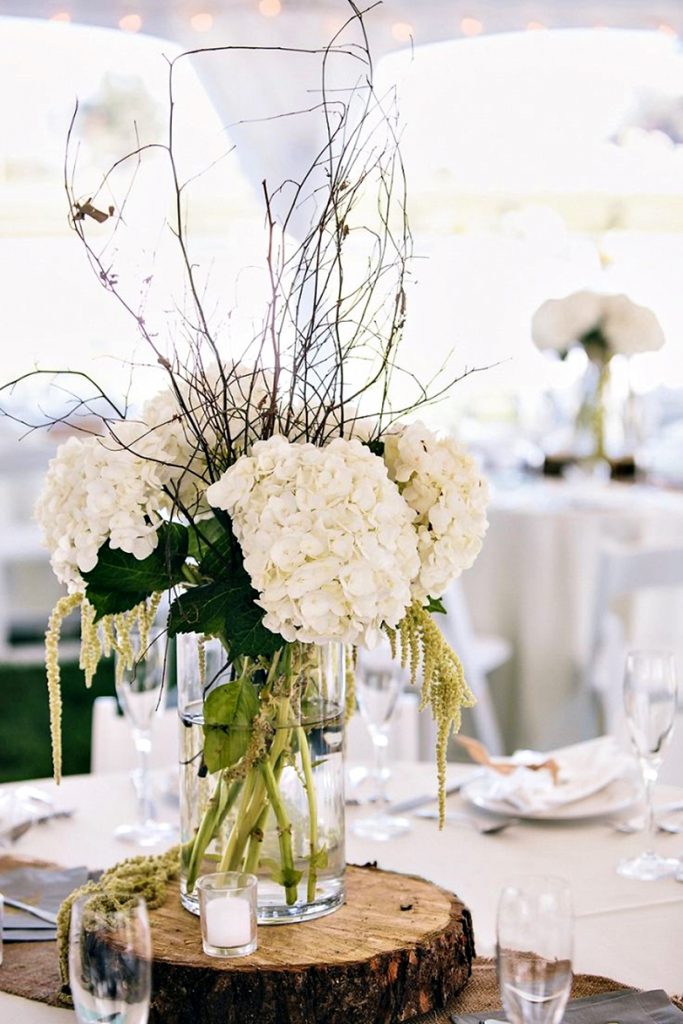 stół weselny, wedding table, rustykalne dekoracje, dodatki ślubne, ślub, drewno, kwiaty ślubne, literki na stół, inicjały, białe wesele, 