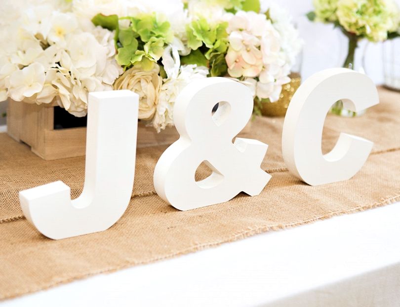 stół weselny, wedding table, rustykalne dekoracje, dodatki ślubne, ślub, drewno, kwiaty ślubne, literki na stół, inicjały, białe wesele, 