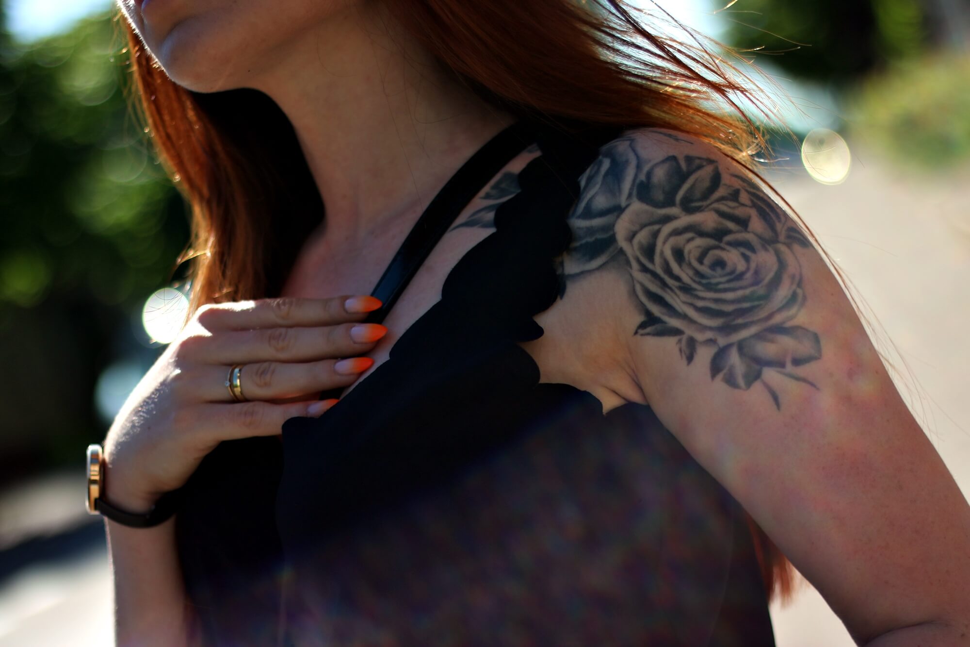 Jeansowa spódniczka stradivarius pasek i mocne akcenty tatuaż róża na ramieniu