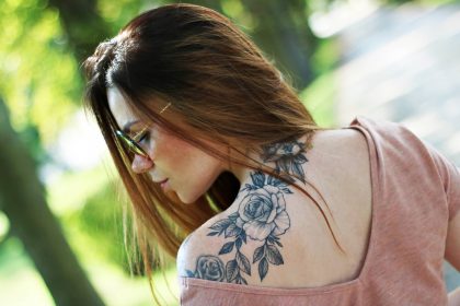 Zamszowa_spodniczka_mini_Nowy_tatuaz_roza_i_zwiewny_top_w_kolorze_brudnego_rozu